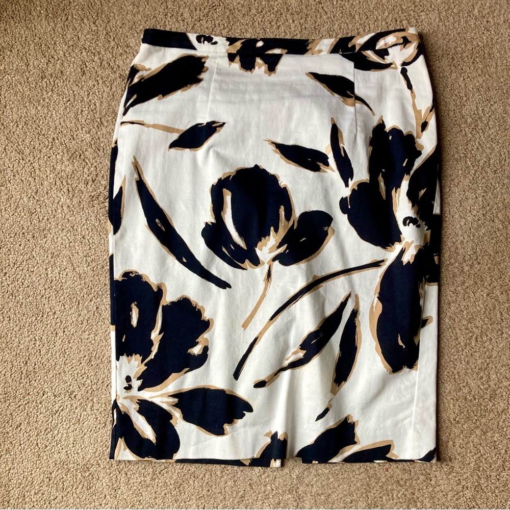 ♥️💙Michael Kors Navy and White Floral Pencil Skirt